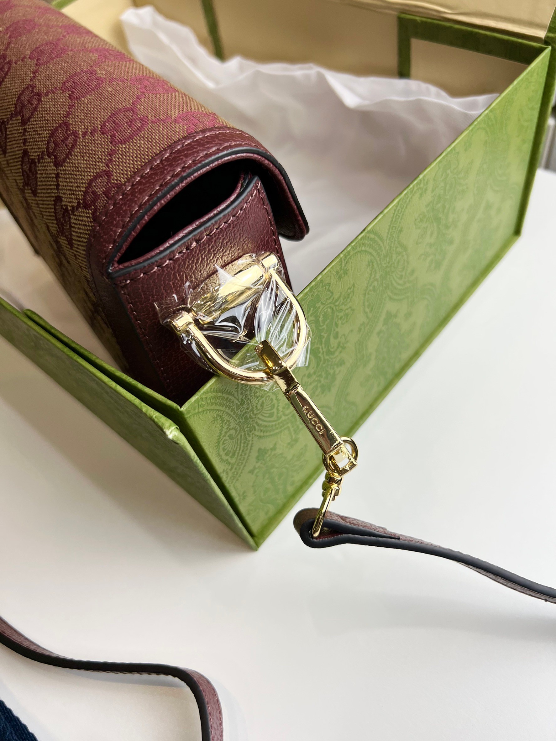 หนังแท้ GUCCI Horsebit 1955 mini bag GG Supreme canvas สีใหม่สวยมากกกก มีมาน้อยน้า สาวๆ ชอบรีบจัดเลยค่าา ที่สุดของรุ่นที่ฮอตหนักมาก คอลเลคชั่นที่ยอดขายดีตั้งแต่วันแรกที่ลง shop ด้วยรูปทรงที่กะทัดรัด ตอบโจทย์ได้ทุกลุค ทุกไลฟ์สไตล์ ใช้งานได้ง่ายคล่องตัว เรี