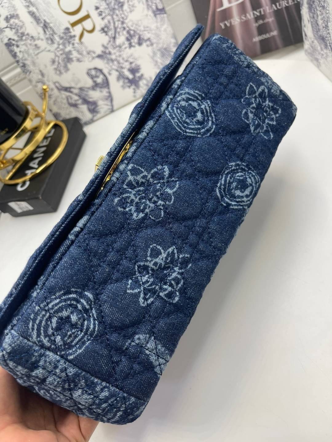 หนังแท้ Large Dior Caro Bag Blue Dior Flowers Cannage Denim กระเป๋าสะพายทรงกล่องเปิดหน้า งานหนังแท้และเดนิมแจ็กการ์ดอย่างดี แต่งอะไหล่CD ด้านหน้า มาพร้อมสายสะพายหนังสลับโซ่อะไหล่ทองหรูหรา สามารถปรับระดับได้ ถอดออกได้ ภายในโล่งกว้างจุของได้เยอะ ภาพสินค้าถ่