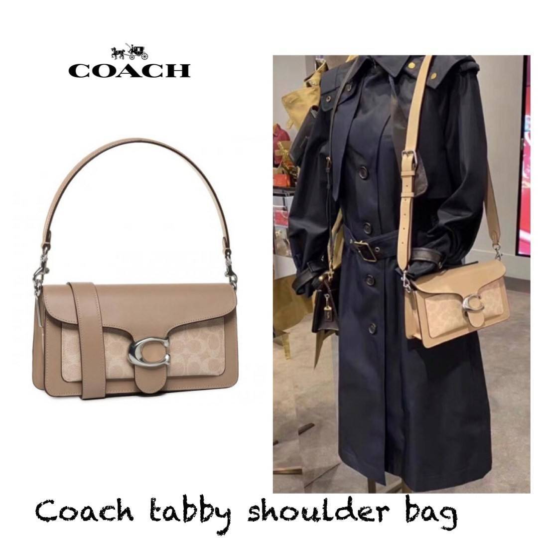 Coach tabby shoulder bag ให้ลุคเก๋ ๆ ด้วยสีและลวดลายคลาสสิกตามแบบฉบับสาว Coach กระเป๋าสะพายไหล่สุดคลาสสิกรุ่นนี้ เป็นรูปทรงสี่เหลี่ยมผืนผ้าที่เข้าได้กับสาว ๆ ทุกสไตล์ หมุดสำหรับเปิดปิดกระเป๋าที่เป็นรูปตัว C ทำให้ได้กระเป๋าที่บ่งบอกความเป็น Coach ได้อย่างส