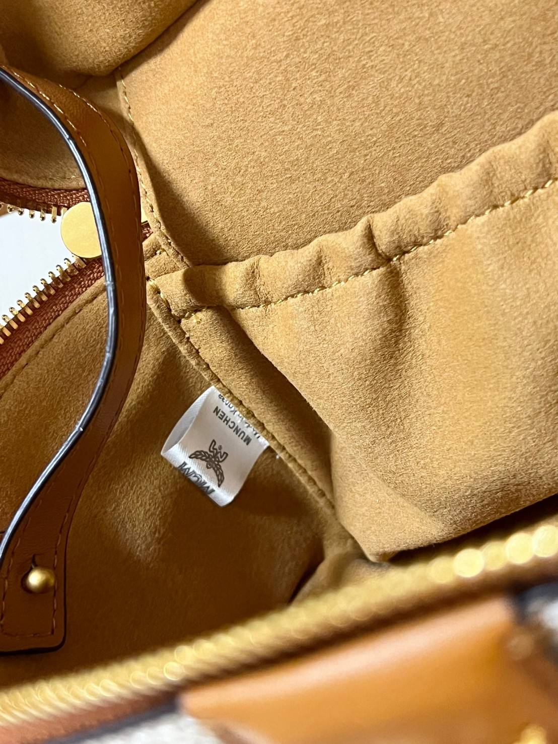 M.C.M HIMMEL VANITY CASE IN LAURETOS กระเป๋าทรงกล่อง มีหูจับด้านบน หนังสวยนุ่มมือ สวยงาม อะไหล่ทอง