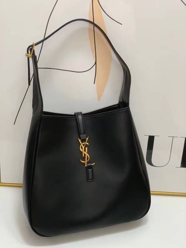 YSL Le 5 a soft hobo bag / YSL Tote 2022 มาใหม่มากก พร้อมส่งที่นี่ที่เดียวเลยค่า กระเป๋าที่สาวๆ ตามหากันหนักจริงๆ ตามรอยคุมโรเซ่ไปเลยค่าา งานเกรดออริจินอล หนังซอร์ฟสวย ภาพสินค้าถ่ายจากงานขายจริง ใช้งานต่างประเทศได้