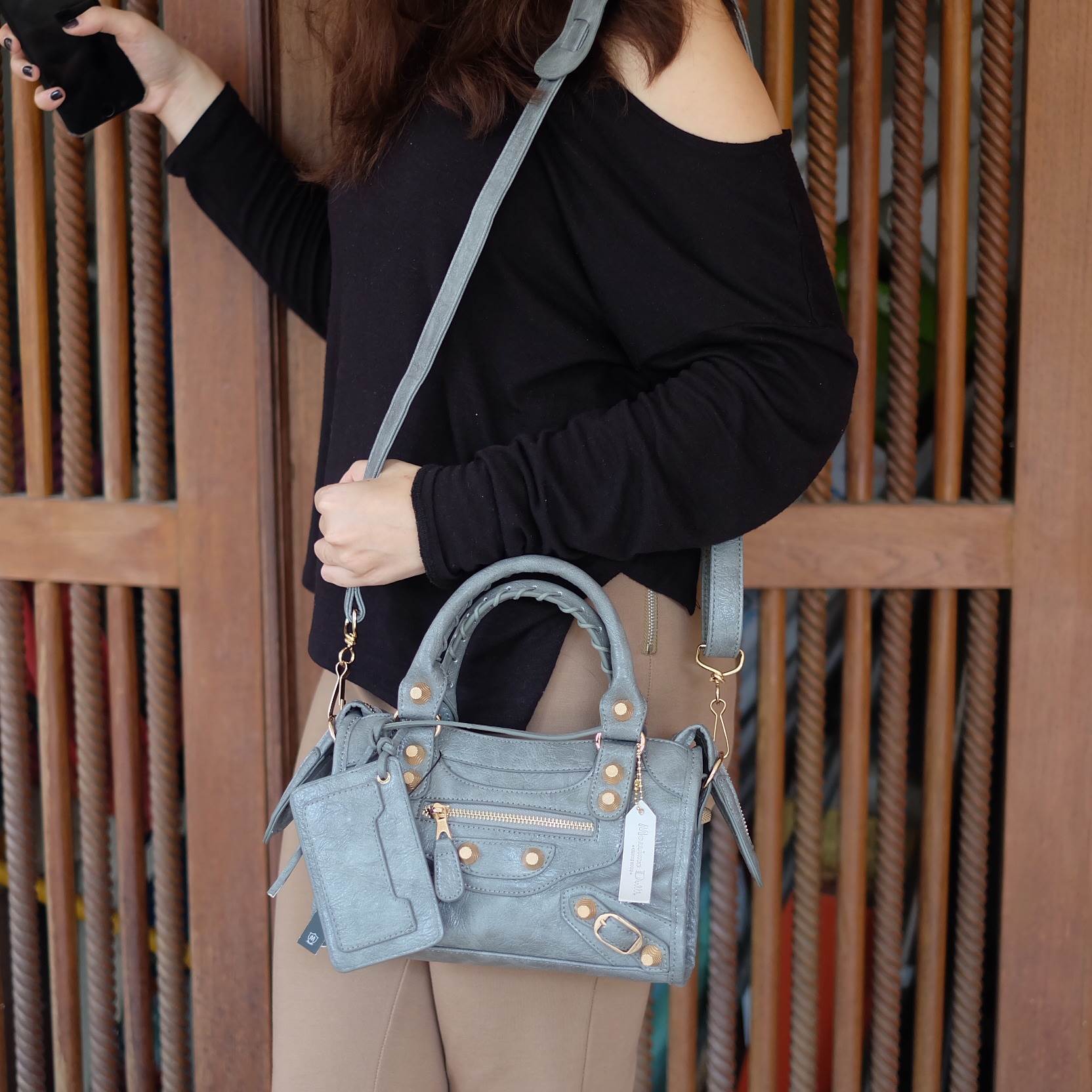 รุ่นขายดี พร้อมส่งละค่า😁❤️ กระเป๋าทรงสุด ฮิตจาก Massimo Dutti ขนาดมินิ สะพายแล้ว ได้ look cool มากค่า รับประกันเลย ภายในมีช่องแยกเก็บเป็นสัดส่วนดีคะ น้ำหนักเบา จุของได้คุ้มคะ มีสายยาวให้ ถือ/สะพายได้เลยคะ ใบนี้ แม่ค้าแนะนำเลย ใช้ได้ทุกโอกาส