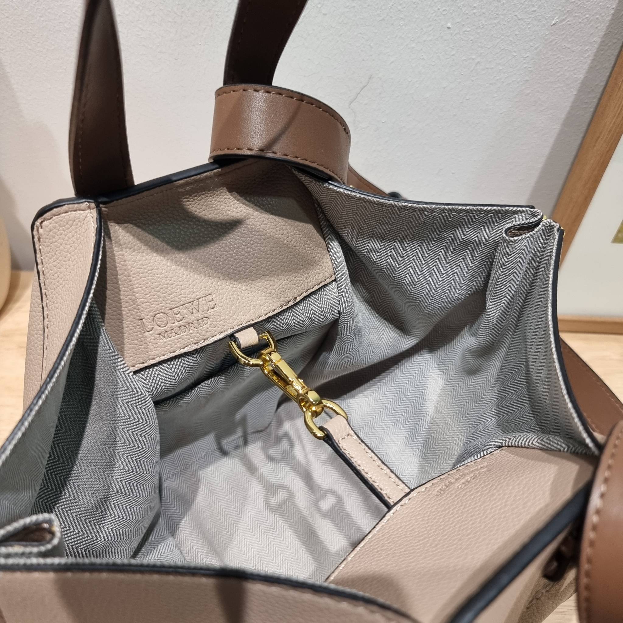 LOEWE SMALL HAMMOCK IN SAND GRAINED LEATHER คอลสุดฮิต ไอเท็มยอดนิยม ที่ใครๆก็ใช้กัน!! กระเป๋าสะพายดีไซน์สุดแซ่บ ที่สามารถปรับเปลี่ยนรูปทรงได้หลากหลาย