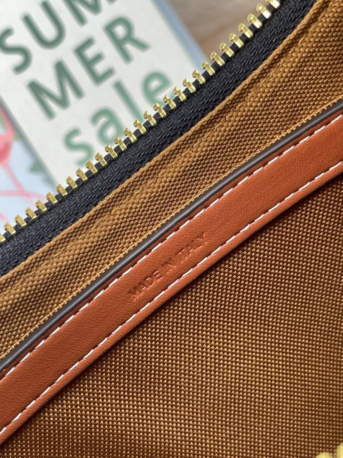 CELINE Vintage Classic Ava bag 1 ใน คอลเลคชั่น “Triomphe Canvas” มาพร้อมสายสะพายไหล่ที่ปรับความยาวได้ และเนื่องจากช่วงล่างของกระเป๋ามีขนาดใหญ่กว่าช่วงบน จึงทำให้ไม่เสียทรงเมื่อเราใส่สิ่งของอย่างกระเป๋าสตางค์หรือโทรศัพท์มือถือ หากดูภาพรวมแล้ว รุ่นนี้ออกแนว