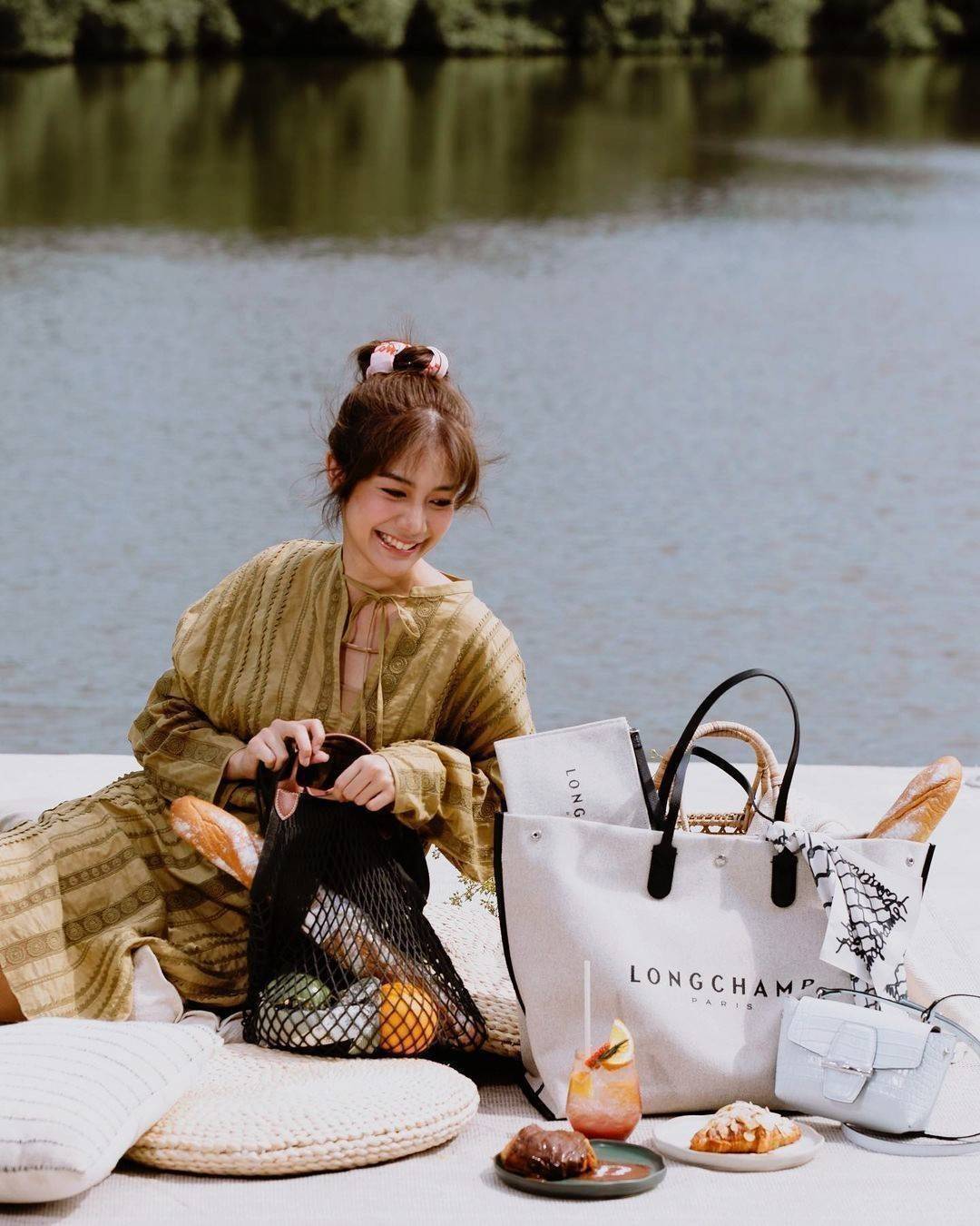 ของแท้ 💯% 】LONGCHAMP ESSENTIAL TOILE SHOULDER BAG L ECRU วัสดุ Cotton Canvas & Grained cowhide คอลเลคชั่นใหม่ฮิตสุดๆในเหล่าดาราเซเลป ด้วยดีไซน์สวยขนาดกำลังดีเนื้อหนาอยู่ทรง น้ำหนักเบา