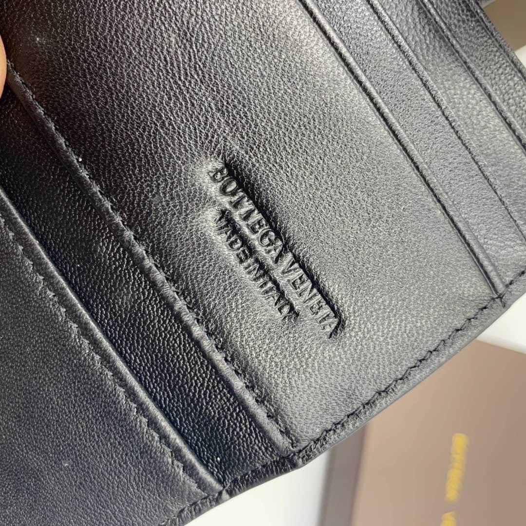 หนังแท้ BOTTEGA VENETA CARD HOLDER BI-FOLD / BV Card Holder พร้อมส่งที่ไทย กระเป๋าใส่บัตร 2 พับ รุ่นคลาสสิกที่หยิบมาใช้งานได้บ่อยที่สุด งานหนังลูกวัวแท้ทั้งใบ ใช้ทนทานได้นาน ใช้ทนทานได้นานภาพสินค้าถ่ายจากงานขายจริง ใช้งานต่างประเทศได้ค่ะ