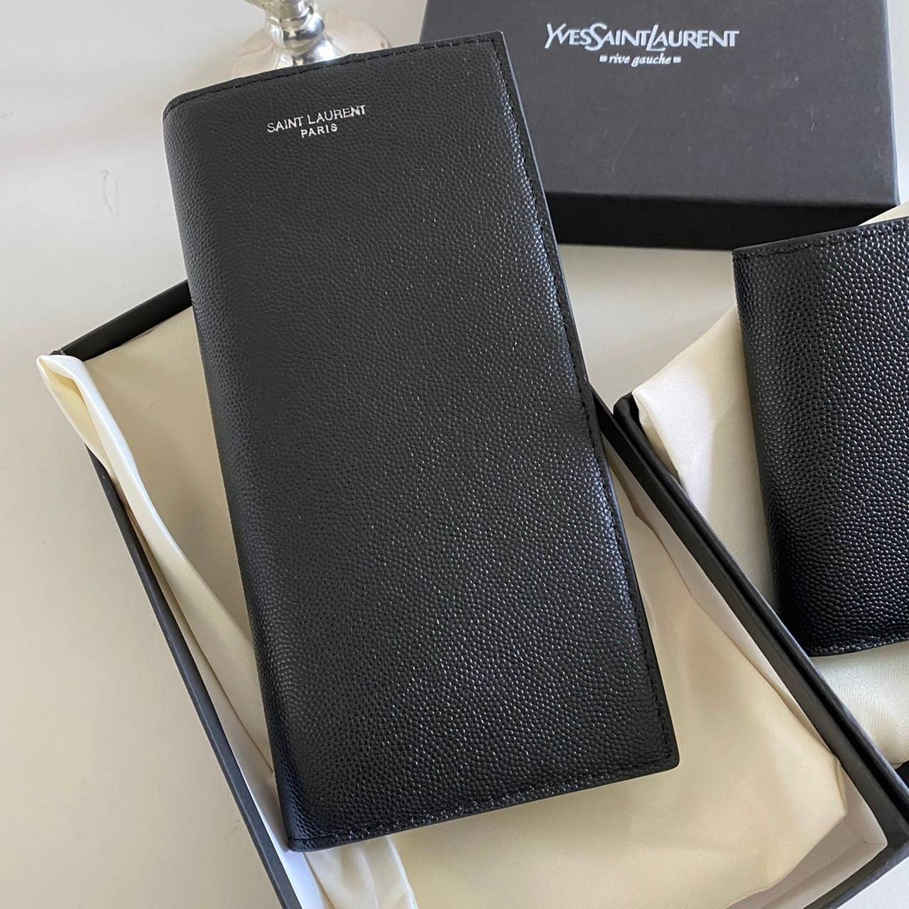 หนังแท้ Yves Saint Laurent YSL Wallet / YSL Long Wallet กระเป๋าสตางค์ผู้ชายใบสั้น/ยาว ใช้งานง่าย เรียบแต่หรู หนังอัดลายคาเวียร์มีช่องใส่การ์ดได้เยอะ งานหนังแท้ทั้งใบ ภาพสินค้าถ่ายจากงานขายจริง ใช้งานต่างประเทศได้