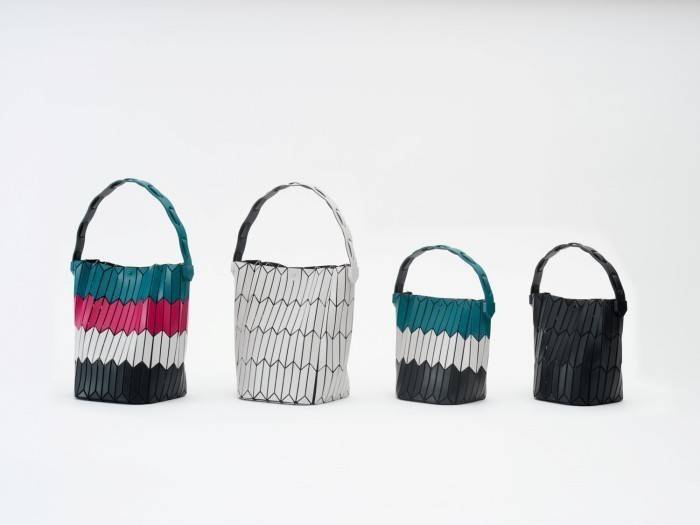 Large : Baobao Issey Miyake Large Bucket กระเป๋าบัคเก็ตขนาดใหญ่สามารถใช้ใส่ร่มพับได้หรือขวดน้ำขนาดเล็กได้ ซีรีย์ใหม่นี้มีจุดเด่นที่แผ่นรูปทรงสี่เหลี่ยมด้านขนานในแนวตั้ง เกิดเป็นรูปทรงสามมิติซึ่งแตกต่างไปจากรูปทรงที่เกิดขึ้นจากแผ่นสามเหลี่ยม หูหิ้วสามารถขย