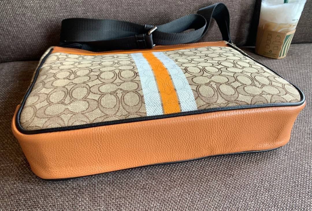 COACH THOMPSON IN SIGNATURE JACQUARD WITH VARSITY STRIPE BAG ((C5291)) พร้อมส่งที่ไทยค่ะ! กระเป๋าใส่เอกสารอเนกประสงค์ สามารถใส่A4ได้ วัสดุJacquardทอลายแบรนด์ ตัดขอบหนังแท้สวยงาม น้ำหนักบาค่ะ ด้านหน้าตัดแทบสีลงมาสวยงาม ช่องหลักเปิดปิดแบบซิป ภายในกว้างใส่สั