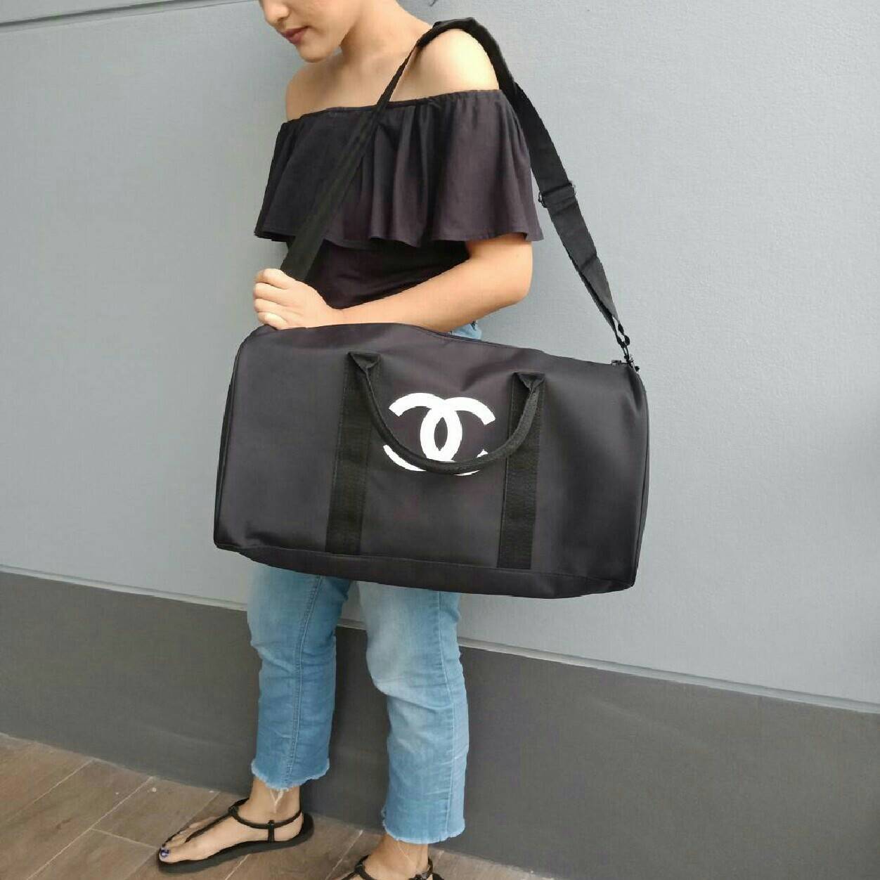 Best Seller ♡♡💃💃 กับทรง travel & fitness bag กับ Chanel VIP Gift Bag Travel Bag Gym Duffel Weekend จากงานพรีเมี่ยมกิ้ฟแบรนด์หรูอย่าง Chanel ของแท้100% ตัวกระเป๋าเป็นผ้า Oxford หนาอย่างดี สกรีนโลโก้แบรนด์ตัดสีขาว เปิดปิดด้วยซิ