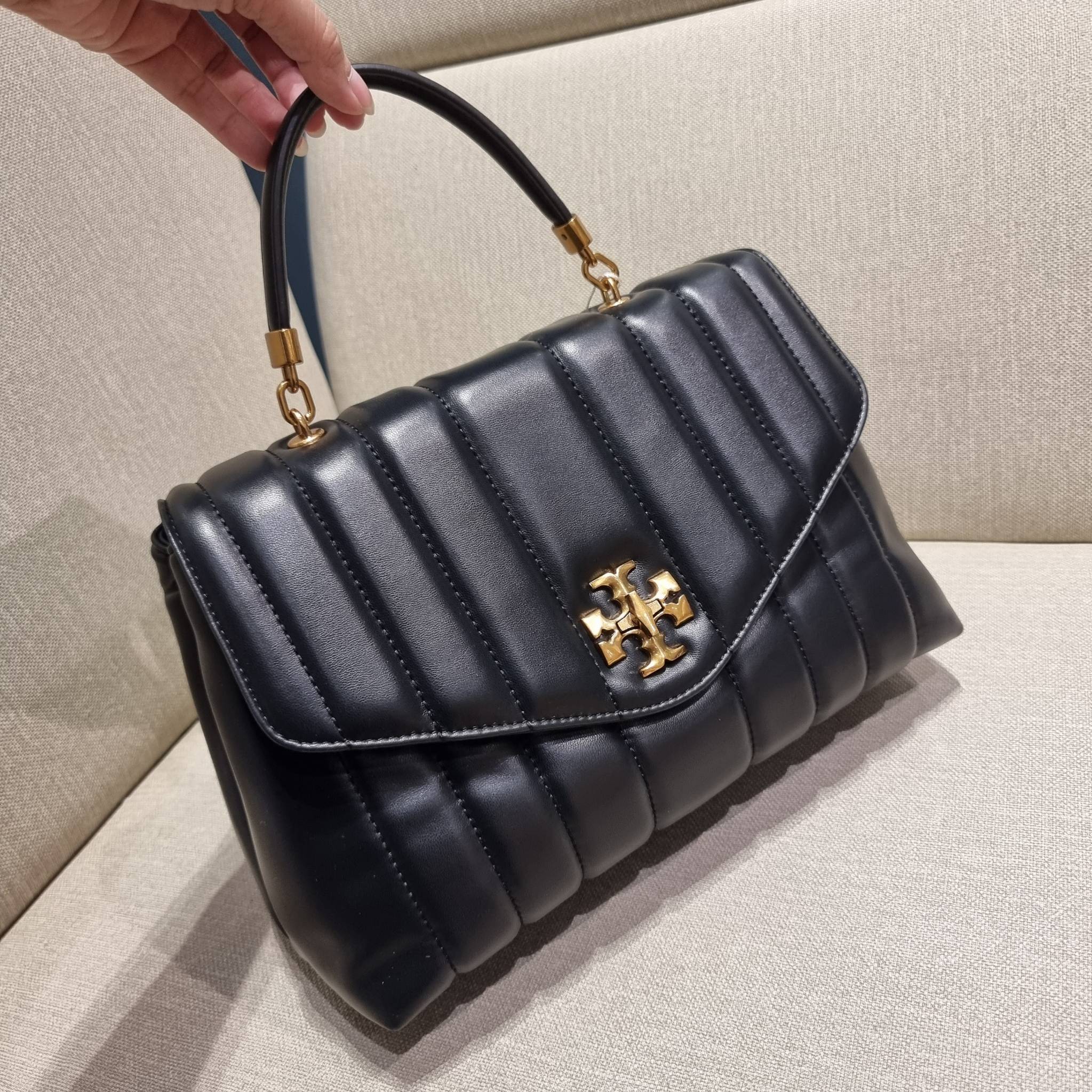 TORY BURCH KIRA QUILTED LARGE SATCHEL ใบใหญ่กับคอลที่ปังไม่ไหว พร้อมเสิร์ฟสีคลาสสิค กระเป๋าถือ/สะพาย ทรงสวย ดูแพง ดูหรู!! หนังแท้ ดีไซน์บุนวม เส้นคมสวย วัสดุหนังแกะ สัมผัสดีงาม นิ่มมือ เปิด-ปิดด้วยอะไหล่บิดล็อค ภายในเป็นช่องโล่ง มีช่องซิป ใส่ของได้แน่นๆ ม