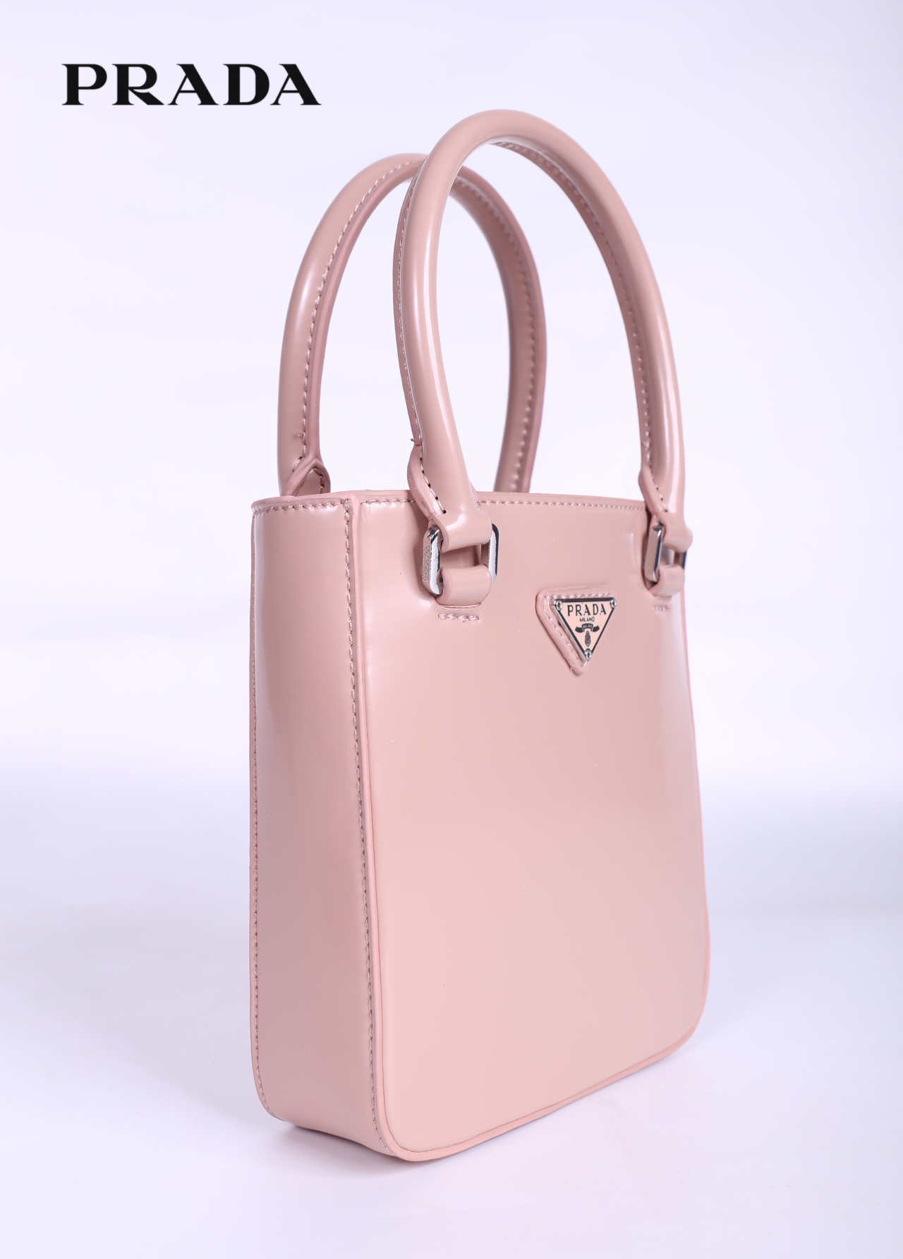 PRADA Small brushed leather tote กระเป๋าTote ขนาดเล็กที่มีดีไซน์ทรงเหลี่ยมโฉบเฉี่ยว วัสดุจากหนังเงาซึ่งเป็นวัสดุที่โดดเด่นของแบรนด์มาตั้งแต่ยุค 90'