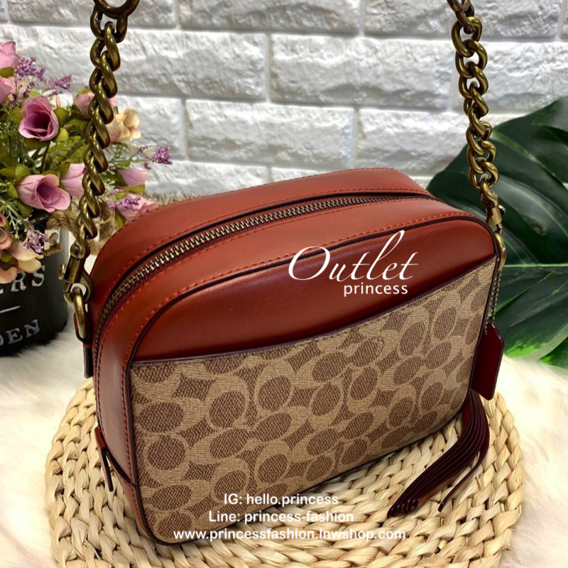 COACH CROSSBODY BOX BAG กระเป๋าสะพายข้าง crossbody วัสดุหนัง pvc. หนังนิ่ม คุณภาพดี ลาย signature brand ตัดขอบหนัง ด้านหน้า/ หลังมีช่องเเล็ก เปิดปิดกระเป๋าแบบซิป ภายในกว้าง ใส่ wallet ขนาดกลาง มือถือได้ทุกรุ่น และของใช้จุกจิกได้ พร้อมสายสะพายแบบโซ่ต่อหนัง