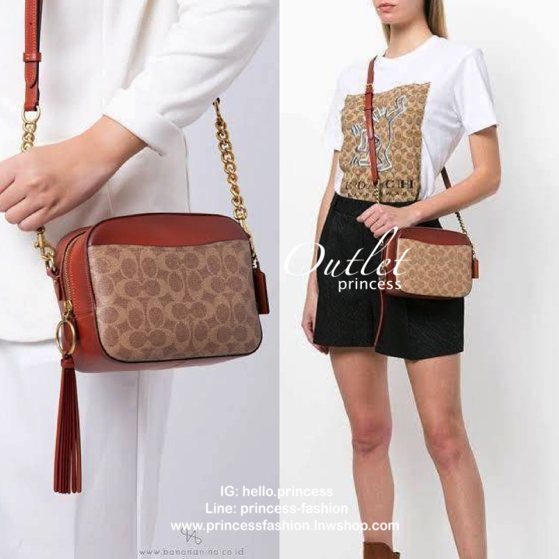 COACH CROSSBODY BOX BAG กระเป๋าสะพายข้าง crossbody วัสดุหนัง pvc. หนังนิ่ม คุณภาพดี ลาย signature brand ตัดขอบหนัง ด้านหน้า/ หลังมีช่องเเล็ก เปิดปิดกระเป๋าแบบซิป ภายในกว้าง ใส่ wallet ขนาดกลาง มือถือได้ทุกรุ่น และของใช้จุกจิกได้ พร้อมสายสะพายแบบโซ่ต่อหนัง