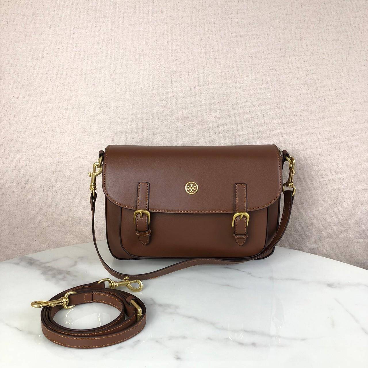 กระเป๋าถือและสะพาย TORY BURCH เปิด - ปิดกระเป๋าด้วยกระดุมแม่เหล็ก ด้านในแบ่งเป็น 2 ช่องใหญ่ และมี 1 ช่องซิป กับ 1 ช่องเล็กค่ะ สายสะพายสั้น 57 cm ถอดได้ ปรับไม่ได้ค่ะ สะพายสะพายยาว สามารถถอดและปรับได้ 3 ระดับค่ะ