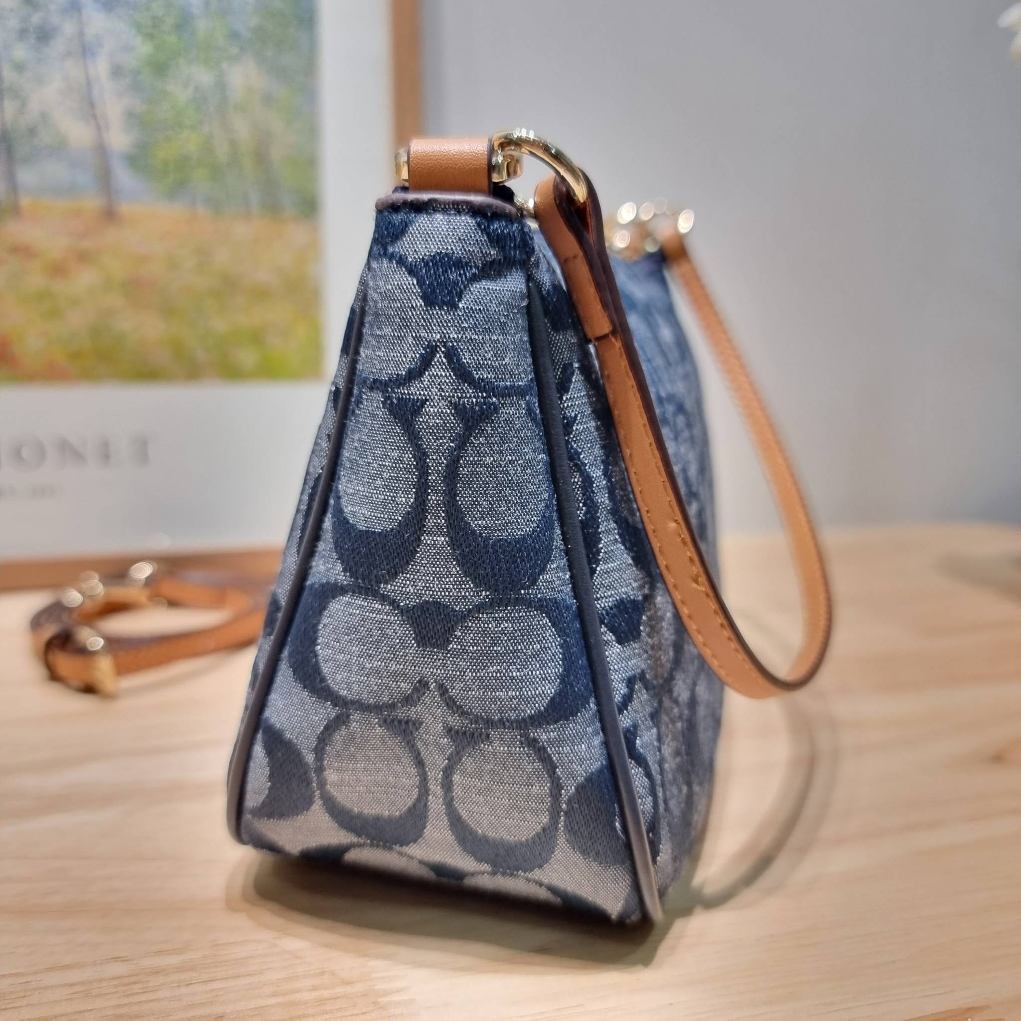 COACH NOLITA 19 IN SIGNATURE CHAMBRAY CH149 พร้อมส่ง คอลเลคชั่นใหม่ น่ารักน่าใช้ ในสไตล์คลาสสิค กระเป๋าทรงพอชขนาดมินิ ที่สามารถสะพายไหล่ และกึ่งคล้องมือใช้ได้ 2 สไตล์