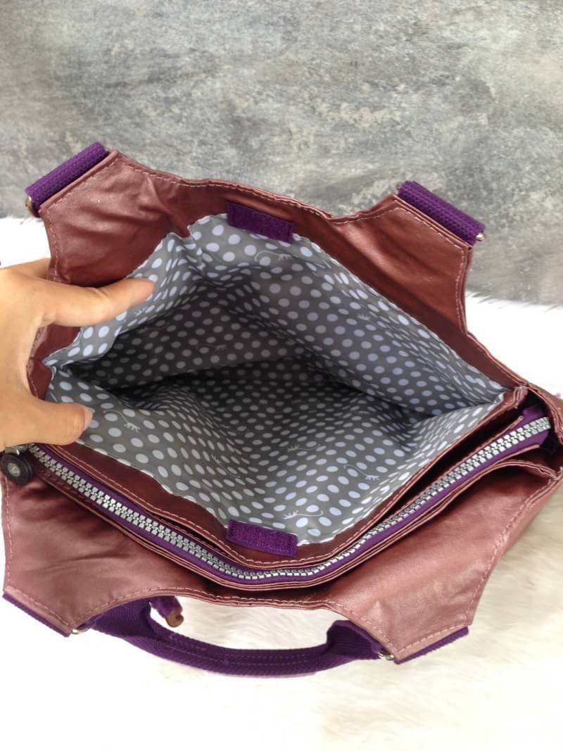 Kipling รุ่น Cicele กระเป๋าสะพายไหล่ใบใหญ่ สวยน่ารัก ตัวกระเป๋าด้านในเป็นช่องโล่งแบบปิดเปิดด้วยซิป มีช่องซิปด้านใน ด้านข้างกระเป๋า มี 2 ช่อง ปิดเปิด ด้วยเทป พร้อมที่ใส่โทรศัพท์ ปากกา และ MP 3 ในส่วนด้านใน และ ด้านข้างกระเป๋า ซ้าย-ขวา เป็นช่องขนาดเล็กสำหรั