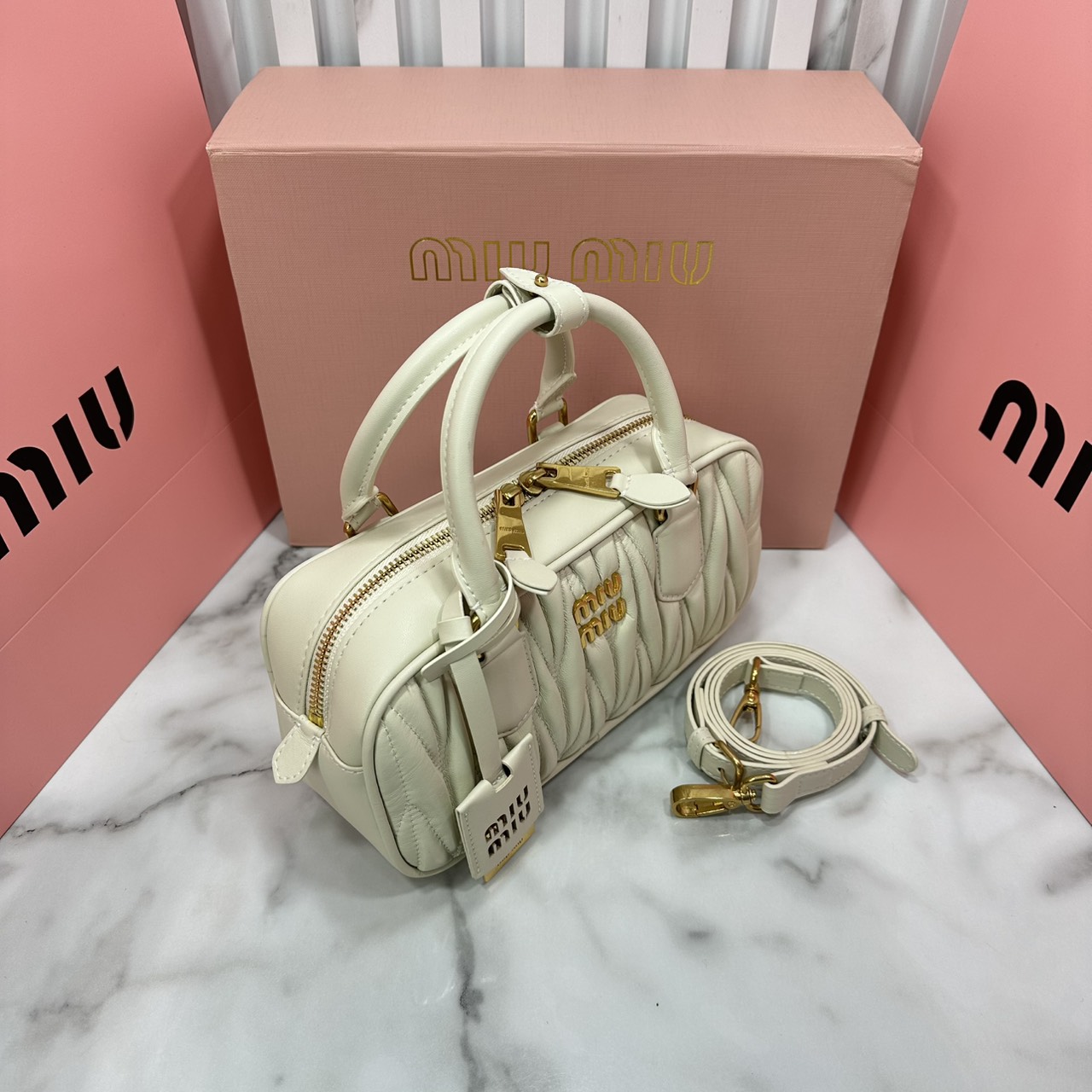 ORI หนังแท้ | MIU MIU Arcadie matelassé nappa leather bag Small 22cm กระเป๋าสะพายทรงโฮโบลุคลูกคุณหรูหราด้วยดีไซน์จับจีบนูนลวดลายสามมิติซับซ้อนเป็นเอกลักษณ์ น่ารักๆเก๋ๆ สวยดูแพง หูจับในตัวง่ายและสะดวกพกพา
