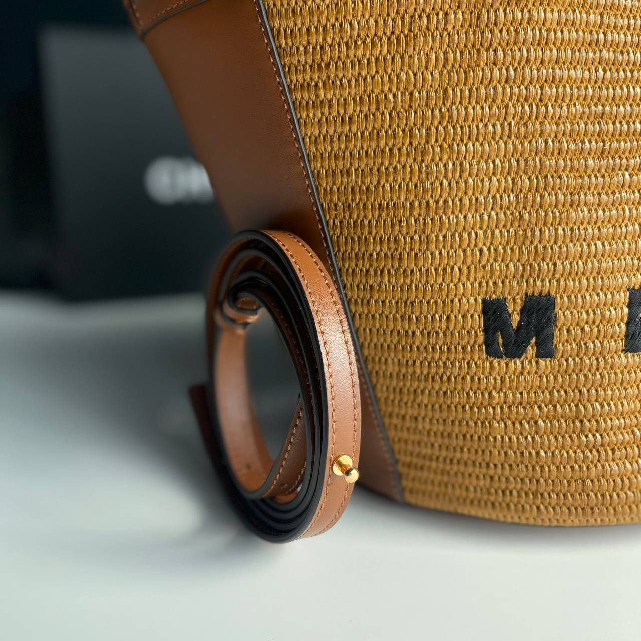 หนังแท้ MARNI TROPICALIA BUCKLE BAG / MARNI BUCKET SUMMER กระเป๋าทรงบัคเก็ต เป็นรุ่นที่หายากเย็นเหลือเกิน ใช้งานง่ายขนาดใหญ่จุของได้เยอะ พร้อมสายสะพายยาว ราคาดีมาก ทำจากหนังแท้เกรดออริจินอล เนื้องานละเอียดปราณีต ภาพสินค้าถ่ายจากงานขายจริง ใช้งานต่างประเทศ