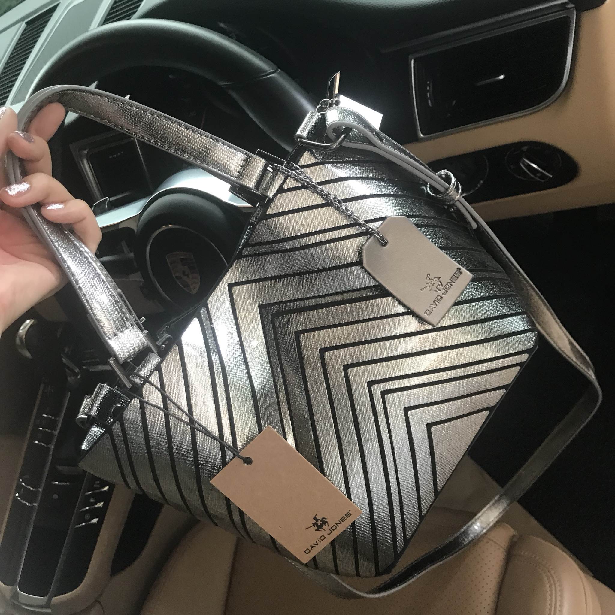 ลายใหม่ V shape หนังวิ้งๆ ลาย Limited edition หายาก สวย modern มากค่า 👍ปรับทรงได้ 2 แบบ น่ารักมาก สี Gloss grey สวยเข้ากับชุดง่ายมาก 💥💥น้ำหนักเบาเพียงแค่ 3.5 ขีดเท่านั้น !!!! 📌📌กระเป๋า จากแบรนด์ David Jones กระเป๋าส