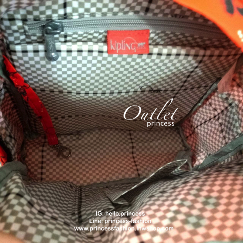 KIPLING 3 WAYS MINI BACKPACK ซับในตาราง 👍กระเป๋าสะพายรุ่นใหม่วัสดุ Nylon & Polyester 100% 👍หูหิ้วมีลายปั้มแบรนด์ 👍สายสะพายยาวเลื่อนปรับได้ถอดได้ 👍สามารถถือหรือสะพายได้ จะสะพายไหล่ สะพายเฉียง Crossbody หรือจะคล้องสายเป็นเป้ส