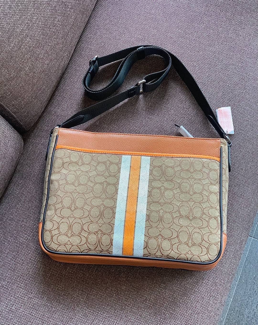 COACH THOMPSON IN SIGNATURE JACQUARD WITH VARSITY STRIPE BAG ((C5291)) พร้อมส่งที่ไทยค่ะ! กระเป๋าใส่เอกสารอเนกประสงค์ สามารถใส่A4ได้ วัสดุJacquardทอลายแบรนด์ ตัดขอบหนังแท้สวยงาม น้ำหนักบาค่ะ ด้านหน้าตัดแทบสีลงมาสวยงาม ช่องหลักเปิดปิดแบบซิป ภายในกว้างใส่สั