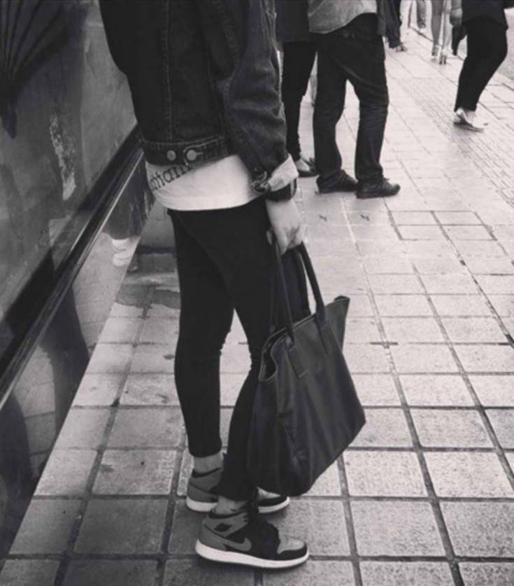 Givenchy Black Soft Leather Shoulder Handbags (Limited edition) กระเป๋าถือหรือสะพายพรีเมี่ยมของเเท้จาก "Givenchy Perfume Counter" วัสดุหนังนิ่มเรียบสีดำด้านหน้าปั้มโลโก้แบรนด์ GV ภายใน Polyester 100% สีดำสกรีนโลโก้สวยดูดี เปิดปิดด้วยกระดุมแม่เหล