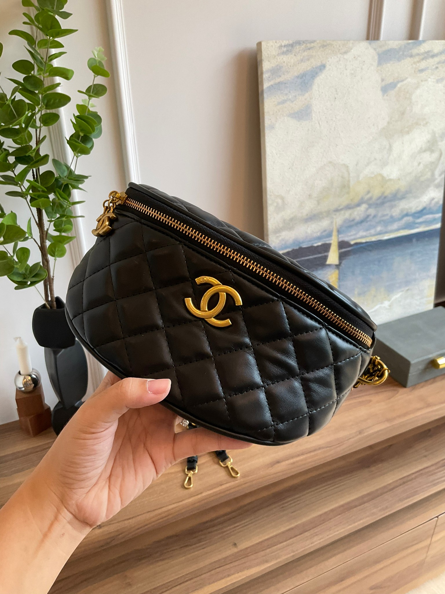 Chanel Belt bag black / CHANEL VIP GIFT CAVIER BAG CHANEL VIP GIFT BAG กระเป๋าคาดอกสุดเก๋ ที่กำลังมาแรงมาในตอนนี้ ตัวกระเป๋าเป็นหนังพียูพรีเมี่ยม อะไหล่ทองวินเทจทั้งใบ ด้านหน้าประดับโลโก้แบรนด์ เปิดปิดด้วยซิปยาว ด้านในใส่กระเป๋าสตางค์สั้นได้ มาพร้อมสายยาว
