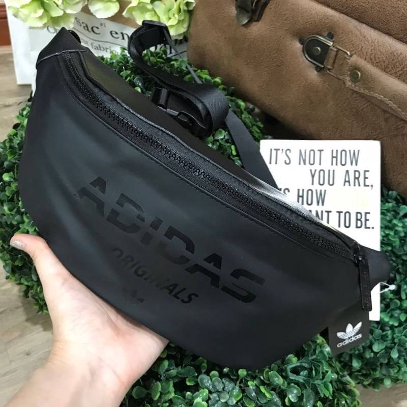 Adidas Waist Bag กระเป๋าสะพายสไตล์สปอร์ตแบบคาดเอวหรือคาดอกดีไซน์สุดฮิตใช้ได้ทั้งชายและหญิง วัสดุไนล่อนเนื้อแมทแบบนิ่มด้านหลังเป็นหนังเรียบ กันน้ำทำความสะอาดง่าย ขนาดกำลังดี น้ำหนักเบา ด้านหน้ามีโลโก้แบรนด์ เปิดปิดด้วยซิปสะดวกใช้ หัวซิปแบรนด์ สายสะพายเลื่อ