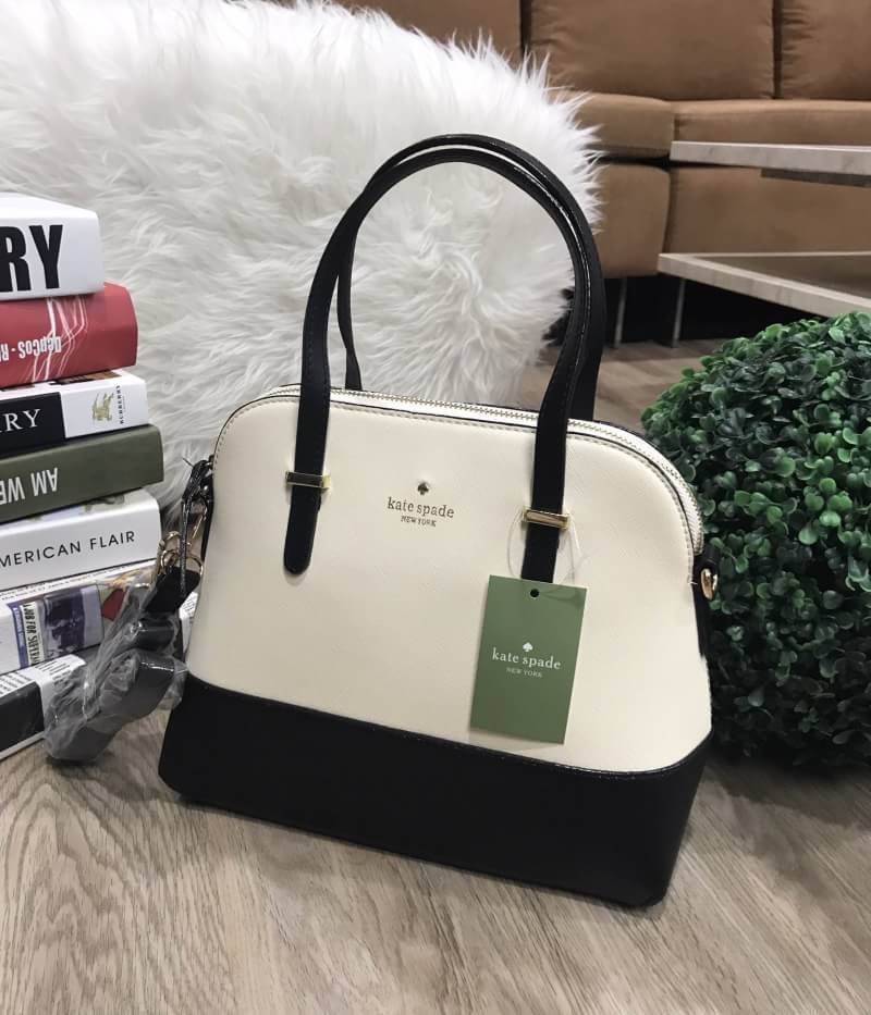 Kate Spade New York Cedar Street Maise CrossBody Bag กระเป๋าถือหรือสะพาย หนังลาย Saffiano สีทูโทนดำขาว สวยอยู่ทรงอด้านหน้าประดับ logo brand เปิดปิดด้วยซิป ภายในมีช่องซิป และช่องเล็ก ใส่กระเป๋าสตางค์ใบยาว ของใช้ ได้เยอะ มีหมุดรองฐานกันรอยสี่มุม มาพร้อมสายส