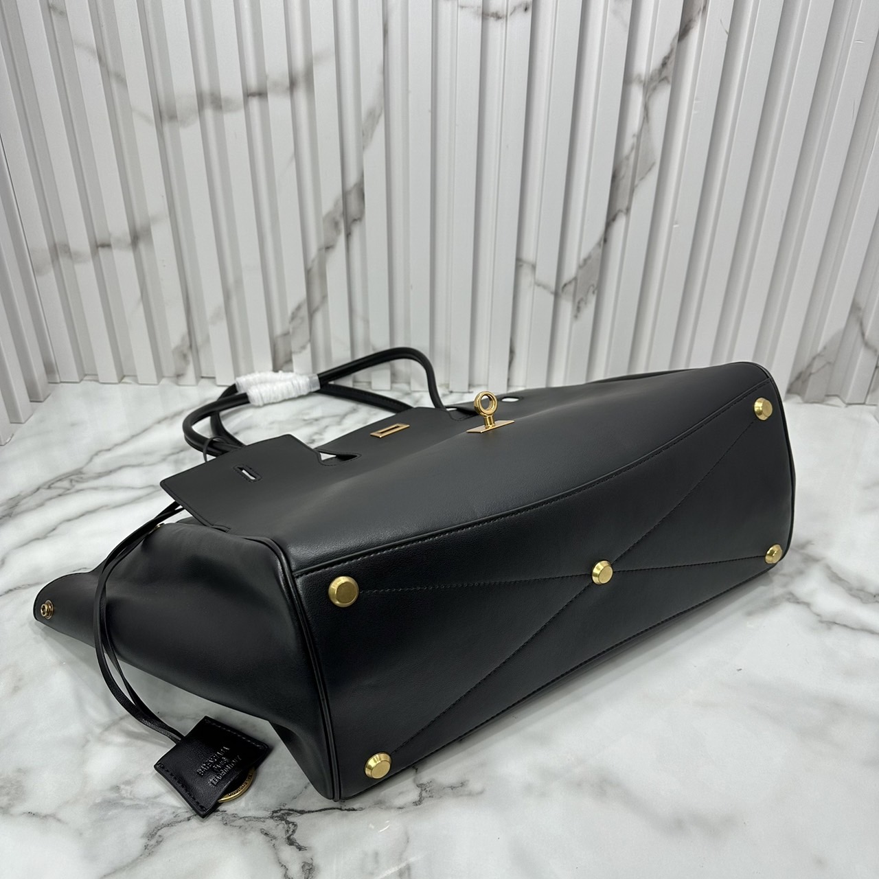 Balenciaga Bel Air Medium Carry All Bag / medium leather tote bag 35cm ที่สุดของไฮแบรนด์สุดไอคอนิค ด้วยกระเป๋าสะพายทรงโท้ทใบใหญ่ ดีไซส์เป็นเอกลักษณ์ งานหนังเต็มใบสวยมาก