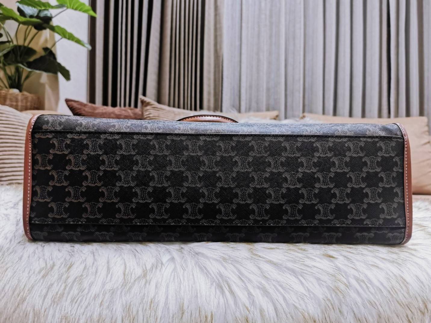 VIP 】CELINE LARGE TOTE BAG VIP GIFT WITH PURCHASE (GWP) กระเป๋าพรีเมี่ยมกิ๊ฟ Limited จาก CELINE HAUTE PARFUME DUTYFREE COUNTER วัสดุ TRIOMPHE CANVAS หนังแท้สวยอยู่ทรงดีไซน์หรูคลาสสิค มาพร้อมTAGสายหนังห้อยกุญแจทอง ภายในโล่งกว้างมีช่องซิป หัวซิปแบรนด์ สามาร