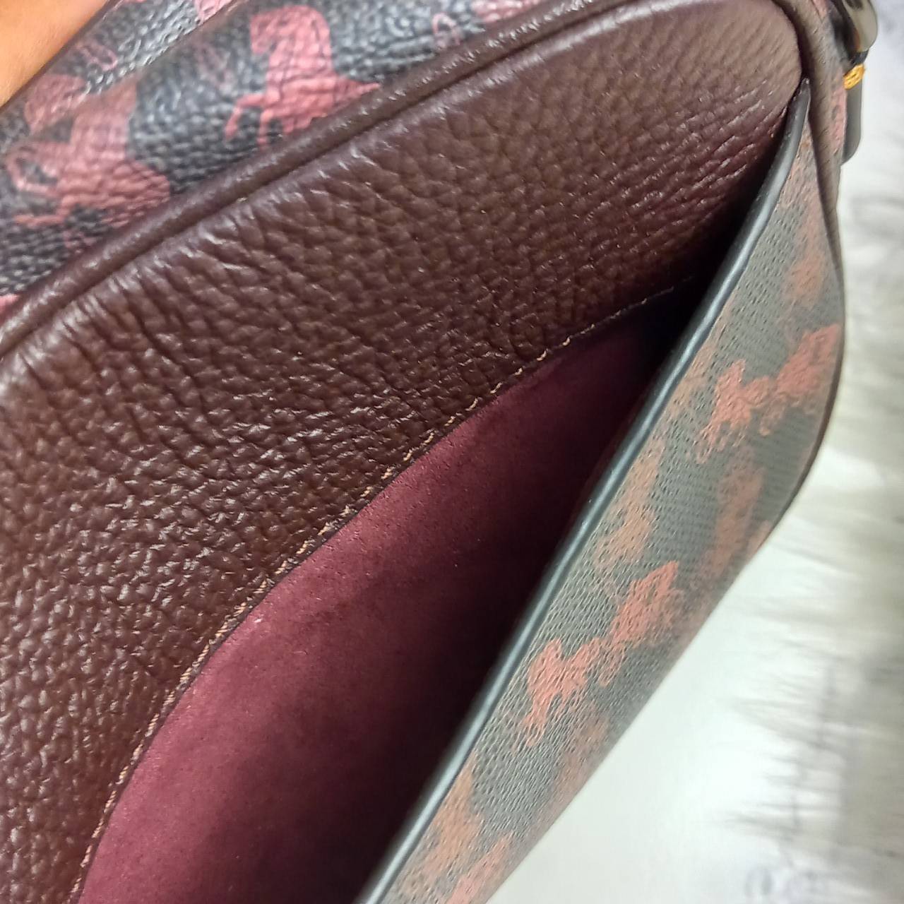 COACH Camera Bag 26, rainbow-red pattern COACH Camera Bag 16 With Horse And Carriage Print and Heart OXBLOOD (F79369 F88264) 🍁น่าใช้มากมาย รุ่นนี้มาพร้อมสายสปอร์ตใหญ่ ถอดเก็บได้ ปรับระดับได้ หนาแน่น ทนทาน จุของได้เยอะพอสมควร //วัสดุแคนวาส