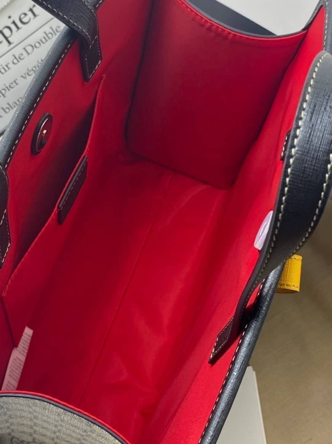 Ori GUCCI Children's tote bag GG kids ที่สุดของความน่ารัก ลิมิเต็ดแบบไม่มีเอาท์ สาวๆสายหวานไม่ควรพลาดด้วยประการทั้งปวงเลยค่าา หนังแท้เกรดดีที่สุด พิมพ์ลายแบรนด์รอบใบเทคเจอร์สวยอยู่ทรง ภายในมีโลโก้กว้างและจุสุดๆใส่สัมภาระได้เยอะ ภาพถ่ายจ