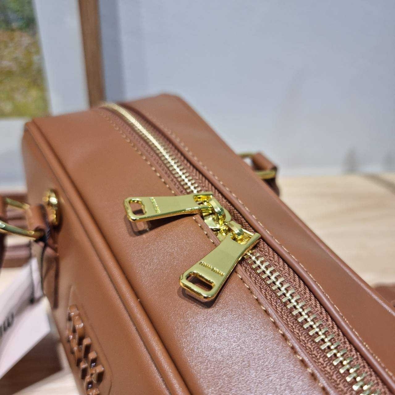 MIU MIU ARCADIE LEATHER BAG M, Geniş 27cm กระเป๋าถือ/สะพายสุดชิค น่ารักๆเก๋ๆ ดีไซน์เรียบแต่มากมีอยู่จริง สวยดูแพง