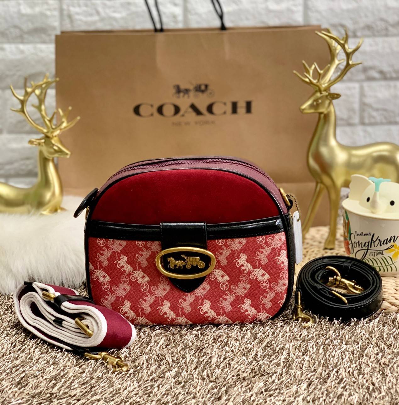 COACH KAT CROSSBODY WITH HORSE AND CARRIAGE PRINT ((88480//88544)) พร้อมส่งค่ะ! กระเป๋าสะพายแบบครอสบอดี้ร์ หนังแท้อย่างดี ตัวกระเป๋าเก๋ด้วยการพิมพ์ลายรถม้าค่ะ ด้านหน้ามีช่องกระดุมแม่เหล็กสำหรับใส่ของจุกจิกได้ พร้อมโลโก้แบรนด์สุดหรู