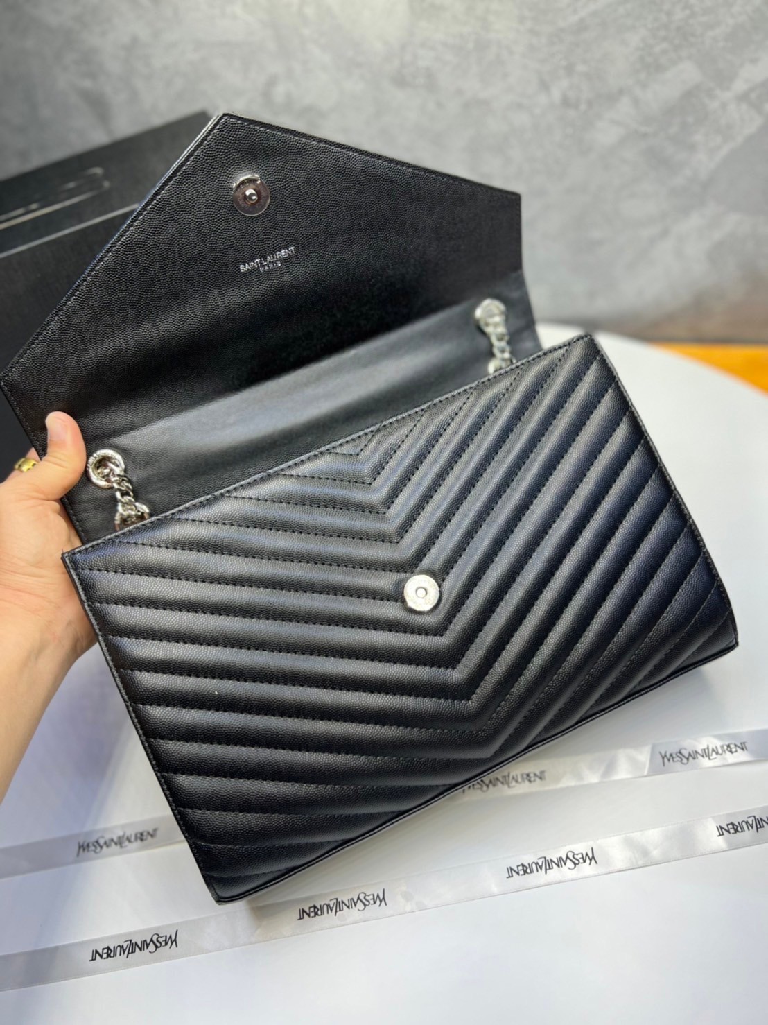 หนังแท้ YSL college large chain bag in quilted leather 30cm กระเป๋าสะพายใบใหญ่ ดีไซน์ทรงสวยหรู ตอบโจทย์ได้ทุกสไตล์ ภาพสินค้าถ่ายจากงานขายจริง ใช้งานต่างประเทศได้