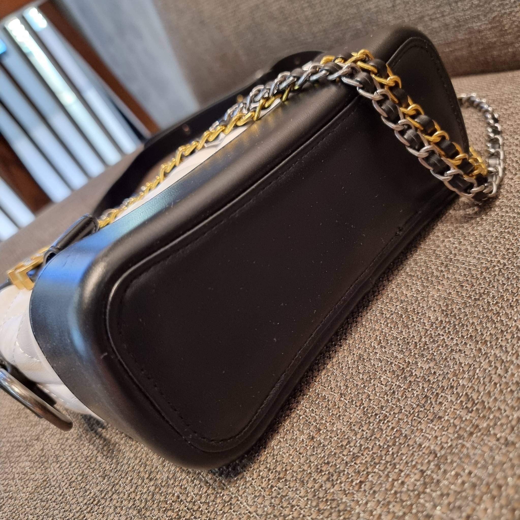 8" CHANEL SHOULDER BAG / CHANEL GABRIELLE HOBO BAG ไซส์คลาสสิค กระเป๋าสะพายข้าง/ไหล่ หนังสังเคราะห์ นิ่ม หรู มาพร้อมพวงกุญแจสัญลักษณ์แบรนด์ พิเศษ!! สายคล้อง jumbo font เพิ่มดีเทลความแพง อะไหล่พร้อมโซ่สะพายสีทองสลับสีเงินรมดำ สามารถสะพาย crossbody หรื