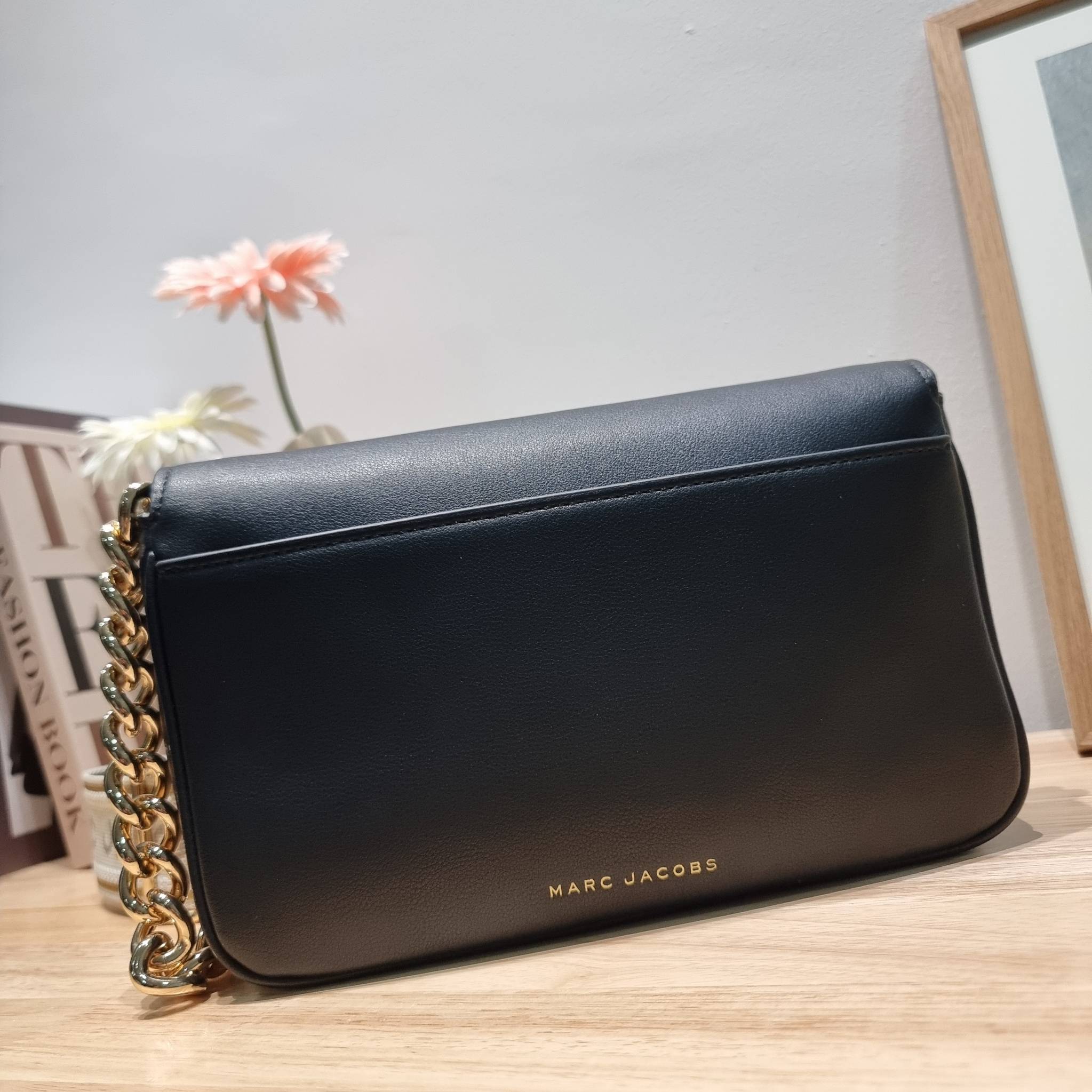 MARC JACOBS THE J MARC SHOULDER BAG คอลเลคชั่นใหม่ล่าสุด สวยฟาดกว่าใคร ใบไหนๆก็ต้องหลีก กับกระเป๋าสะพายไหล่สุดหรู รูปทรงใช้งานง่าย ดีไซน์เรียบ แต่แฝงไปด้วยความผู้ดี ดูแพง