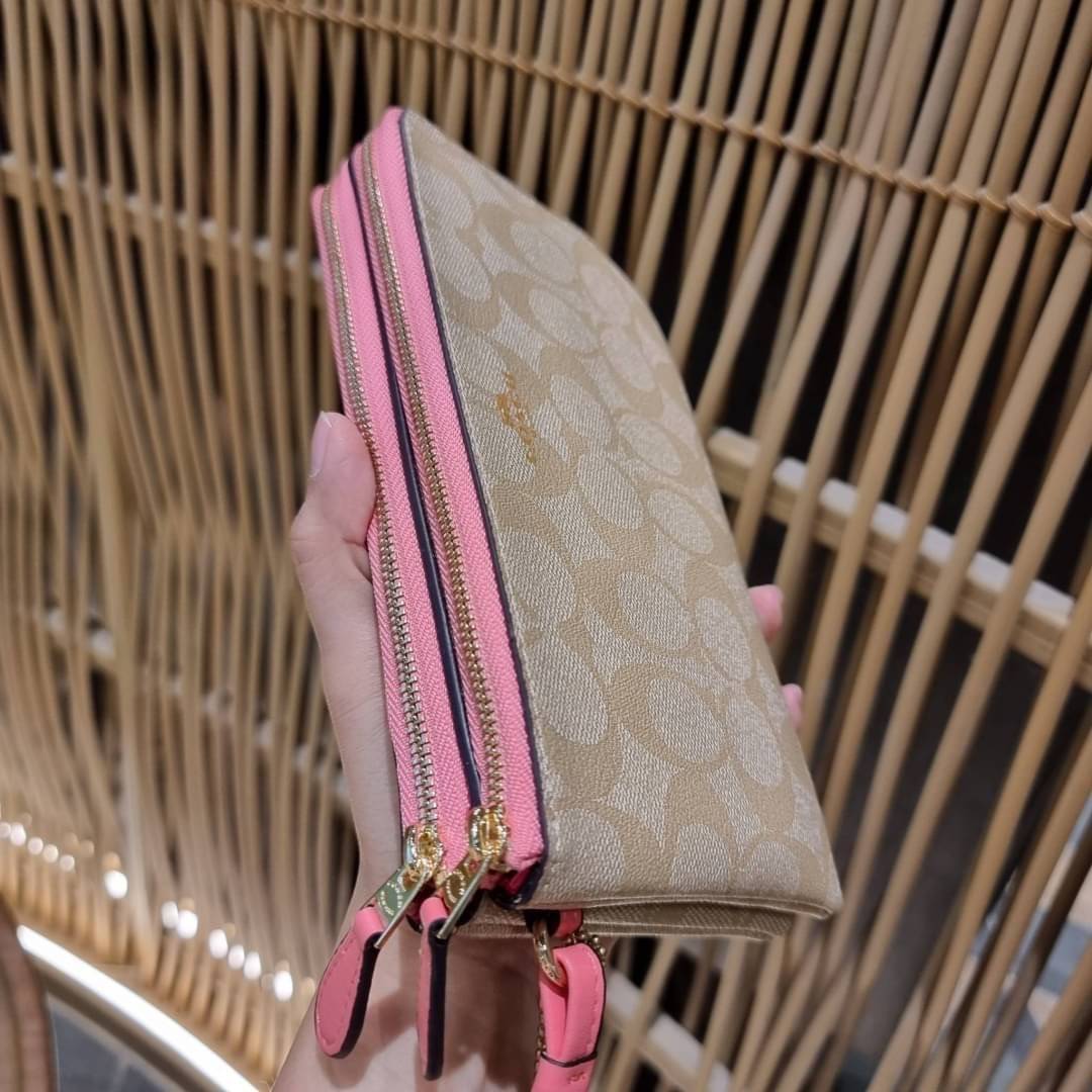 COACH F54057 DOUBLE ZIP WALLET IN SIGNATURE กระเป๋าคล้องมือ size L ใบนี้ใส่มือถือได้ทุกรุ่น ขนาดกำลังดี พกพาสะดวกมากๆ วัสดุหนังสังเคราะห์ ภายในเป็นผ้าสีสวยคม ใส่ธนบัตร ใส่บัตรได้เยอะ ใส่มือถือได้สบายๆทุกรุ่น ตอบโจทย์สาวๆที่ไม่ชอบพกเยอะวุ่นวายจ้า ใบนี้เอาอ