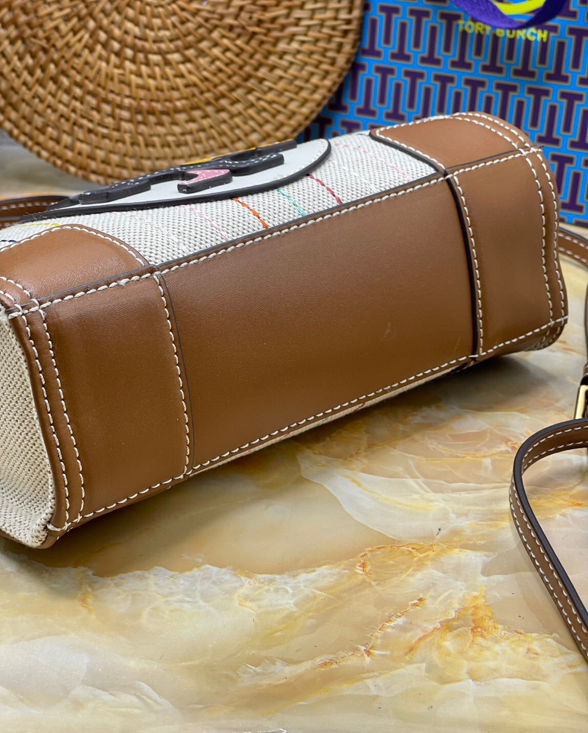 Tory burch ella multi stitch canvas micro tote กระเป๋าใบนี้บอกเลยว่าสไตล์เก๋และแปลกตาเลยทีเดียว กระเป๋าทรงสี่เหลี่ยมขนาดมินิ มีสายเล็กๆ สำหรับสะพายข้าง ลวดลายและสีสันบนกระเป๋ามีเอกลักษณ์ความเป็นวินเทจแบบทอรี่โดยเฉพาะ เป็นอีกหนึ่งแอ็กเซสเซอรี่ที่ทางแบรนด์ร