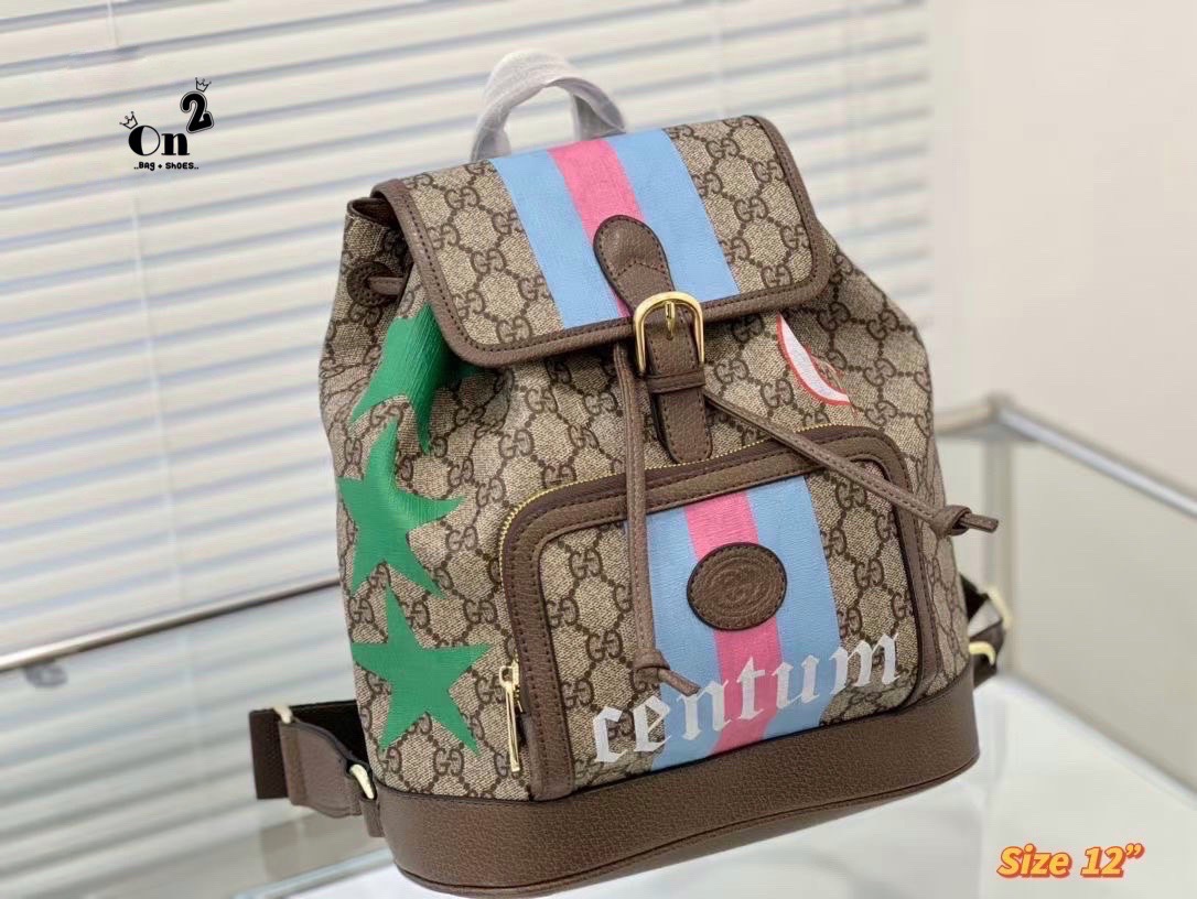 GUCCI Backpack with Interlocking G / GG Coated Canvas Backpack กระเป๋าเป้กุชชี่ใช้ได้ทั้งหญิงชาย ไม่ว่าจะวันธรรมดาหรือวันไปเที่ยว เพียงแค่สะพายกระเป๋าเป้ใบนี้ติดตัวไปด้วย ก็เพิ่มความมีสไตล์ให้กับตัวเองได้แล้ว ด้วยรูปทรงและลายตารางอันเป็นสัญลักษณ์ของแบรนด์