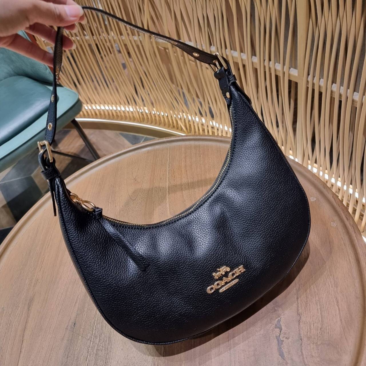COACH C4108 BAILEY HOBO WITH WHIPSTITCH BEST SELLER ต้องมา!! กระเป๋าทรงโฮโบ ดีไซน์หรูหรา แมชท์ง่ายกับทุกไลฟ์สไตล์ วัสดุหนัง pepble หนังนิ่มสวย เปิด-ปิดด้วยซิปรูดใช้งานง่าย ภายในโล่งกว้าง สายคล้องสะพายไหล่ มีดีเทลน่ารักน่าใช้ ใช้งานสะดวกและง่ายต่อการใช้ชีว