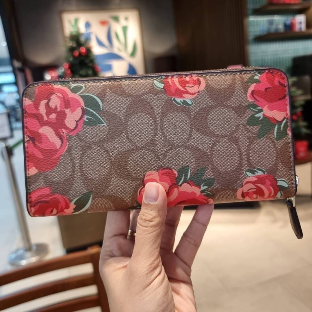 COACH ACCORDION ZIP WALLET IN SIGNATURE CANVAS WITH PRAIRIE ROSE / JUMBO FLORAL / CAMO ROSE FLORAL / MEDLEY BOUQUET PRINT ((F31572/F39189/F26290/F2859)) สวยคลาสสิคไม่มีใครเกิน!! กระเป๋าสตางค์ใบยาว ลวดลายสวย สีสันโดดเด่น วัสดุหนังแคนวาสเคลือบ เปิด-ปิดด้วยซ