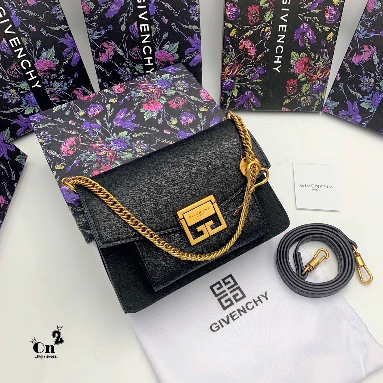 Givenchy GV3 Bag พร้อมส่งที่ไทย กับรุ่นยอดนิยม กระเป๋าสะพายหนังเรียบ เปิดหน้า อะไหล่ทอง งานสวยเป๊ะอะไหล่ปั้มทุกจุด เกรดมิลเลอร์สวยหรู ดูเป็นคนมีเทสดีเลยค่าา ดีไซน์คือสวยมีคลาส มีระดับสุดๆ พร้อมสายโซ่อะไหล่ทอง ละมุนตามากค่าา รุ่นนี้ขายดีมาก ได้มาน้อยด้วยนะ