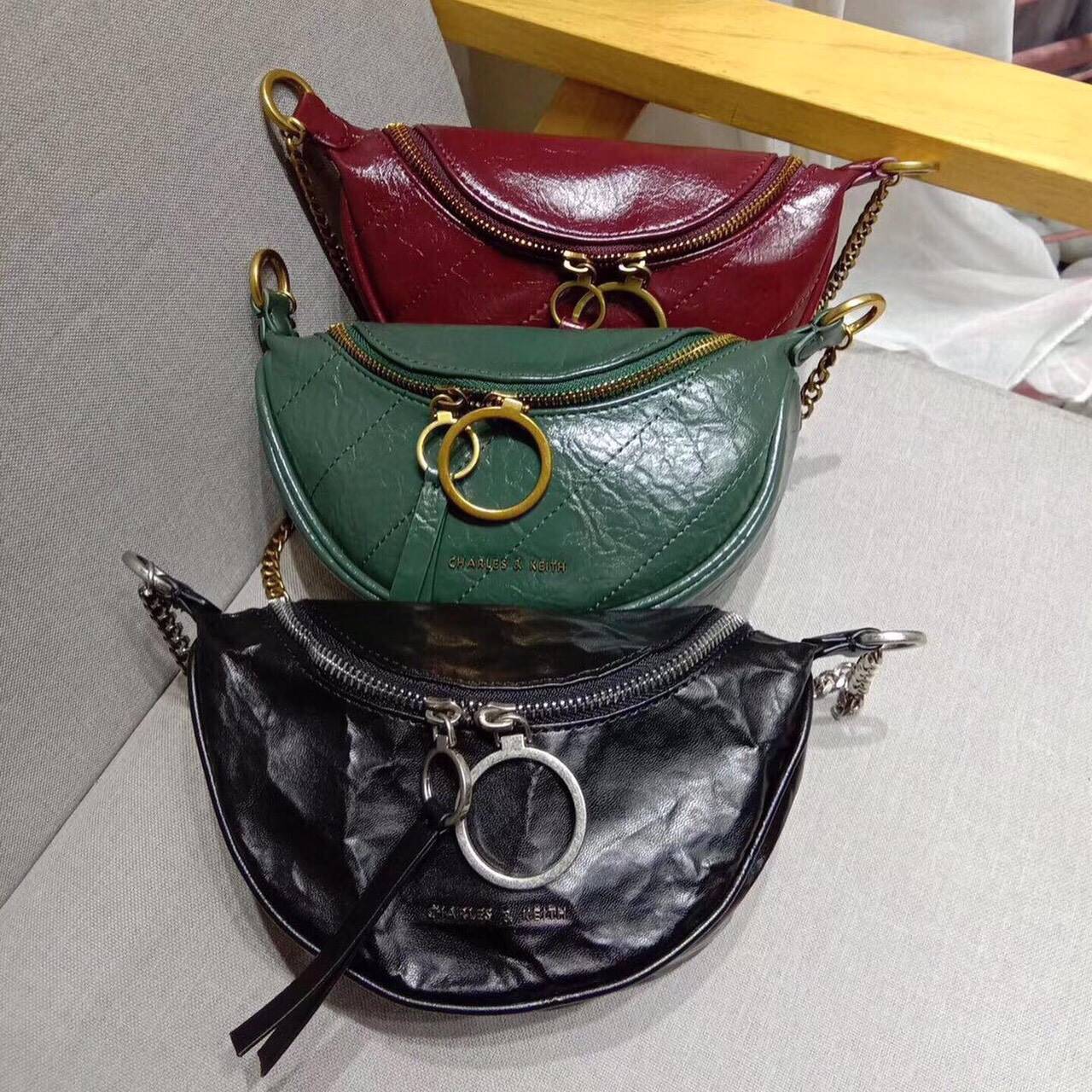 CHARLES & KEITH WRINKLED EFFECT RING ZIP TASSEL CROSSBODY BAG กระเป๋าสะพาย/คาดเอว/คาดอกรุ่นใหม่ล่าสุด เปิด-ปิดด้วยซิป ภายในโล่งกว้างมีช่องเล็กใส่บัตร จุของได้เยอะดีไซต์เก๋ไม่ซ้ำใคร สามารถสะพายได้หลายแบบไม่จำเจ ราคาสุดคุ้มห้ามพลาดค่ะ