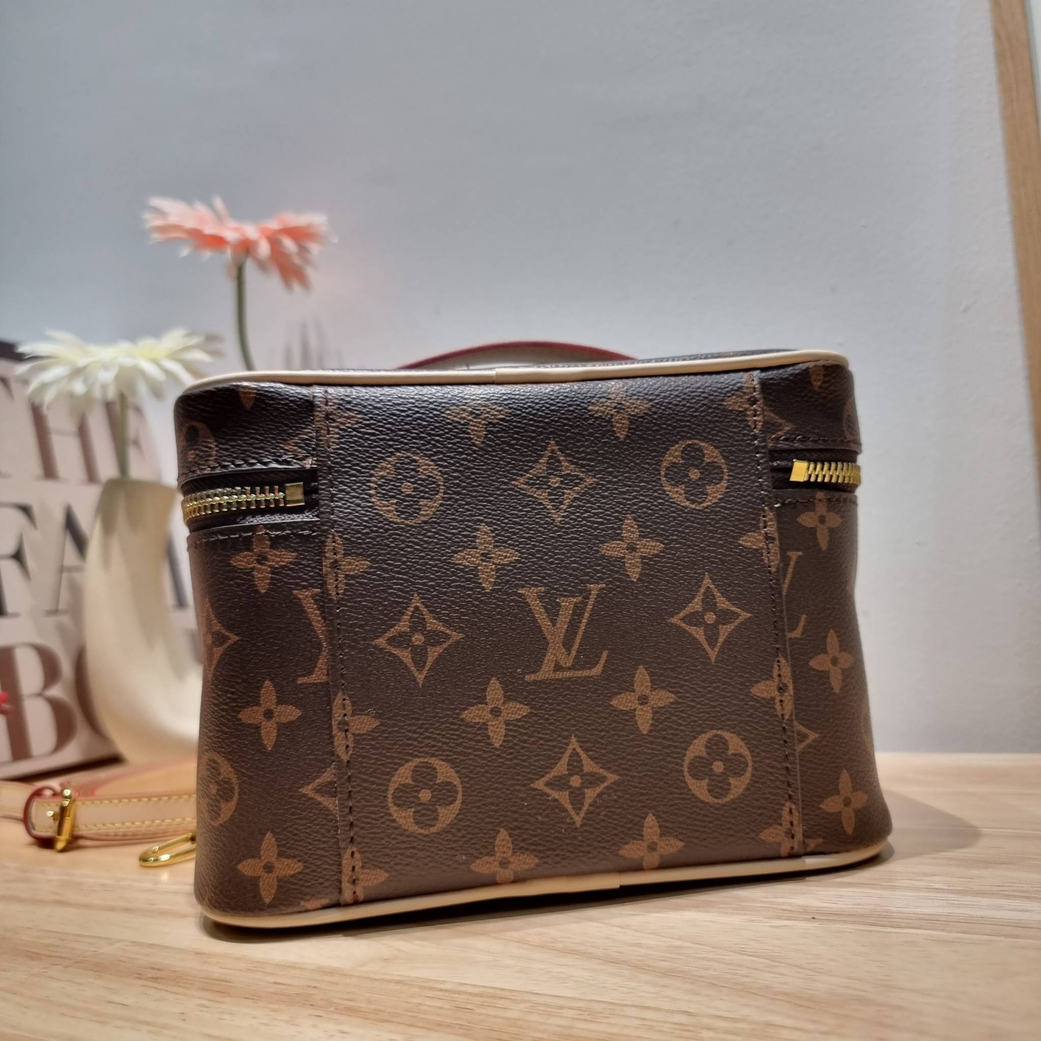 LV NICE MINI MONOGRAM BAG เบสท์เซลเลอร์คอลเลคชั่น ที่ใครๆก็ต้องมีใช้ กับกระเป๋า cosmetics ทรงกล่อง ใส่เครื่องสำอางค์ หรือจะใช้ใส่ของพกจำเป็นประจำวันก็ได้ สบายๆ