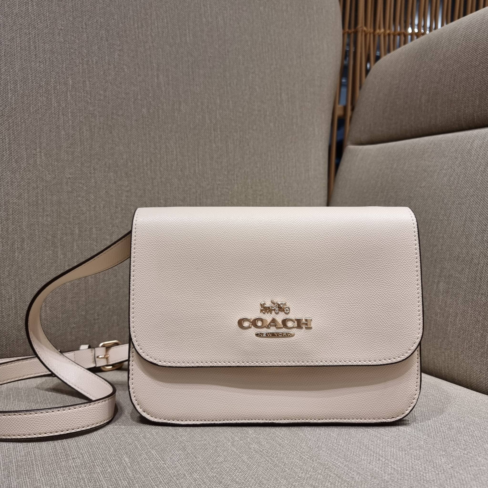 COACH C5632 BRYNN FLAP CROSSBODY แซ่บที่สุด ใหม่ที่สุด!! คอลเลคชั่นใหม่!! มองยังไงก็หลงรักละสายตาไม่ไหว กระเป๋าสะพายข้างลุคไฮน์ ที่ดีไซน์ออกมาได้ปัง และดูแพงมากๆ ด้วยดีเทลคลาสสิค รูปทรงใช้งานง่าย เรียบๆแต่มีดีเทล วัสดุหนัง crossgrain สวยคม!!! เปิด-ปิดด้วย