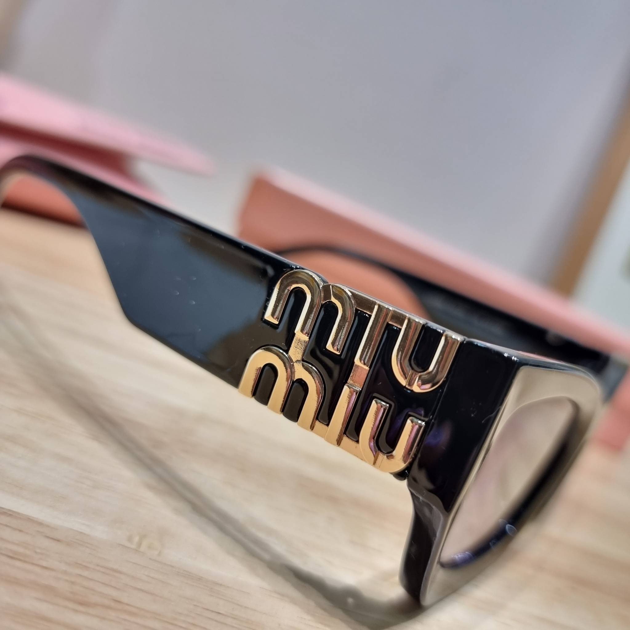 MIU MIU Sunglasses UV protection มาพร้อมอุปกรณ์ครบเซ็ท สวยปัง สวยตะโกน มีพกติดตัวไว้ไม่ตกเทรนด์ ใส่เสริมโหงวเฮ้ง ดูผู้ดี ใช้ได้ทุกโอกาส ทุกสถานการณ์ ใส่ที่บ้านถนอมสายตา ใส่ออกข้างนอกกันแดด กันลม กันฝุ่นก็มั่น ก็เลิศทั้งหมด