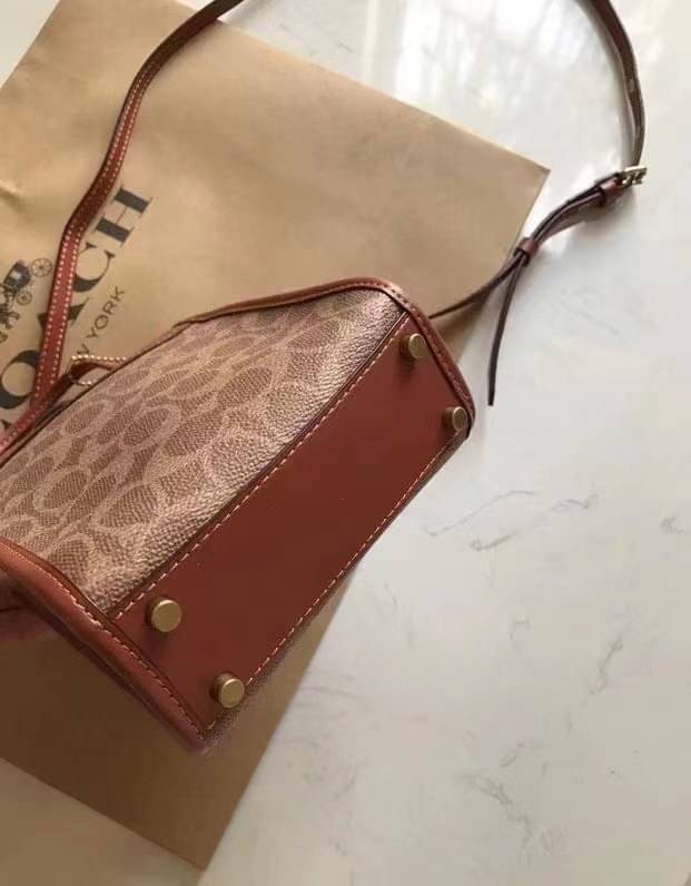 COACH MINI CASHIN TOTE ((C4828)) 💥พร้อมส่งที่ไทยรุ่นใหม่ล่าสุดค่ะ! กระเป๋าขนาดมินิ หนังแท้ หนังนิ่มสวย น่าใช้มากๆค่ะ ปากกระเป๋าแบบแม่เหล็ก ภายในสามารถใส่กระเป๋าเงินใบกลางได้;มือถือแบบตั้งได้ทุกรุ่น;ของจำเป็นจุกจิกสาวๆได้หลายอย่างนะคะ;พร้อมช่องเสีย